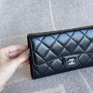 Chanel Trifold Wallet in Black Lambskin