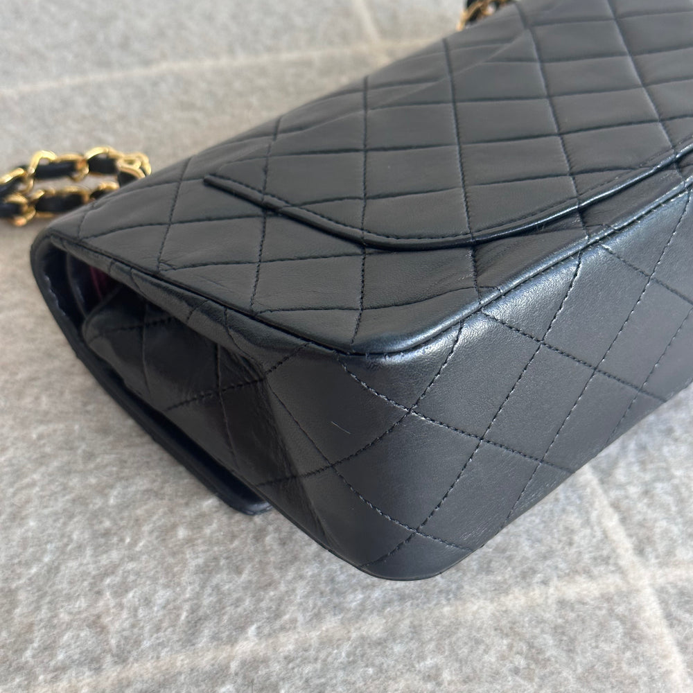 
            
                Load image into Gallery viewer, 1989-1991 Vintage Chanel Small Classic Flap Black Lambskin Gold Hardware
            
        
