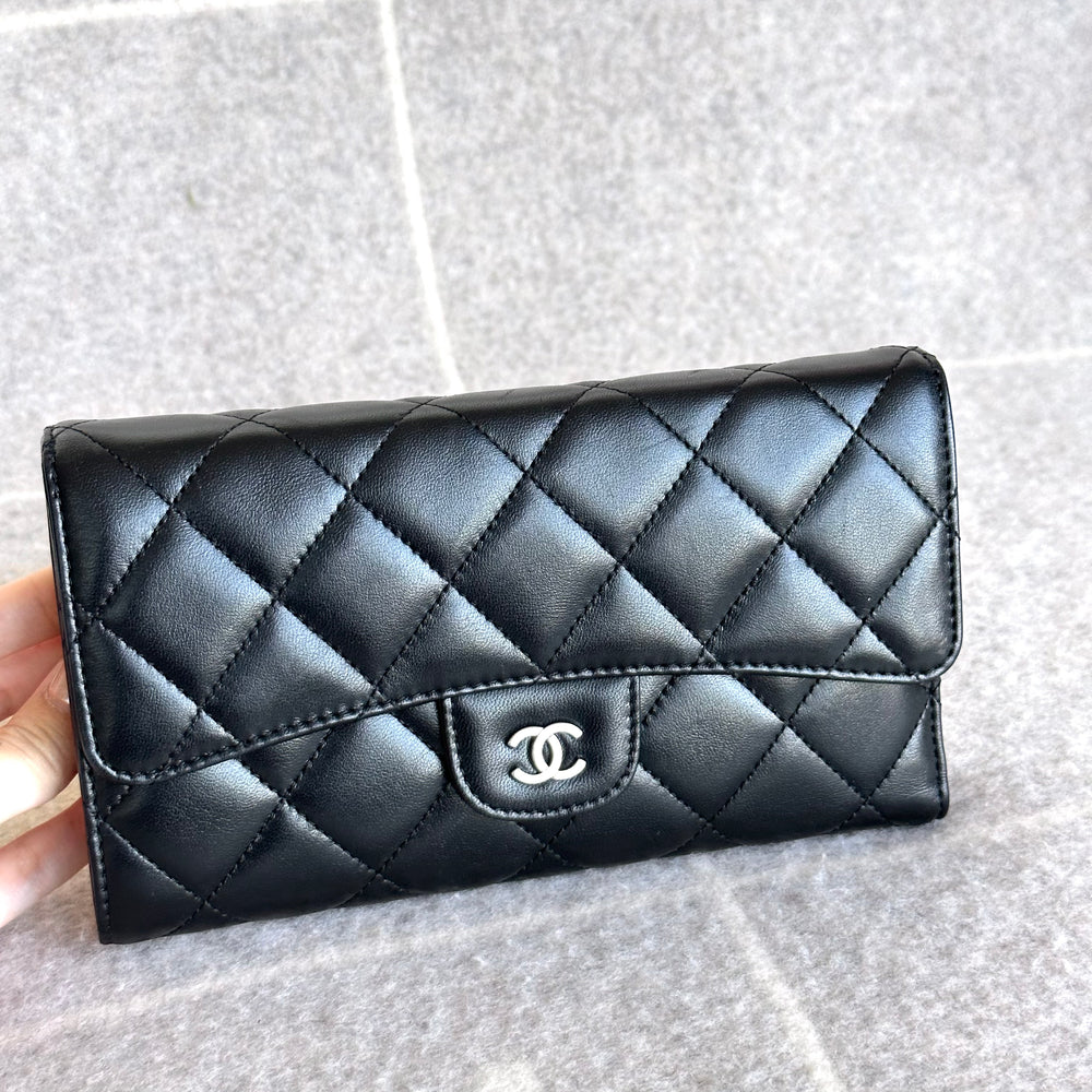 Chanel Trifold Wallet in Black Lambskin