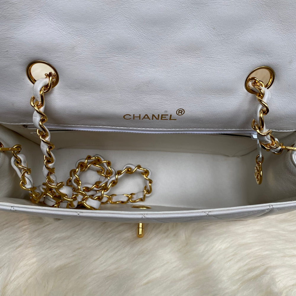 
            
                Load image into Gallery viewer, 1989-1991 CHANEL Vintage Small Diana
            
        