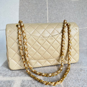 
            
                Load image into Gallery viewer, 1991-1994 Chanel Vintage Medium Classic Flap Beige Lambskin
            
        